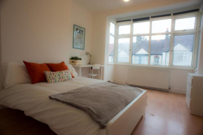 Tooting Bec Rooms at Fishponds by EveryWhere to Sleep London